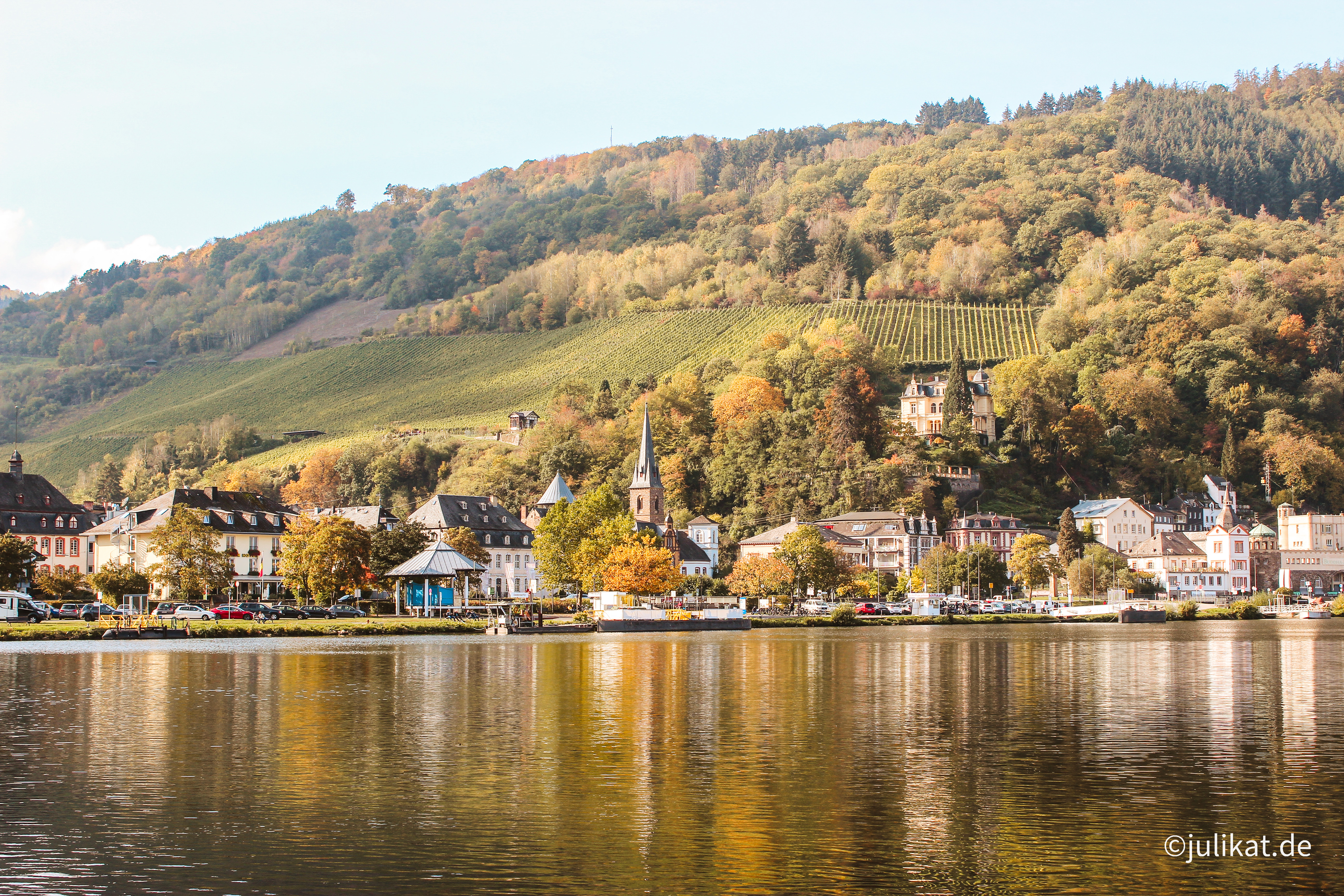 Blick vom Moselufer aus zum Stadtteil Trarbach