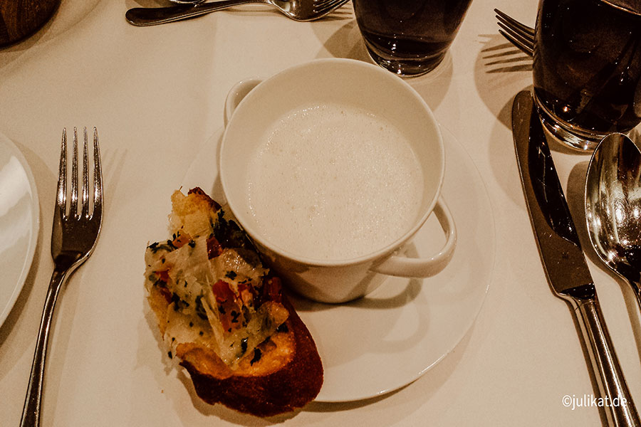 Rahmsüppchen mit Parmesan mit Tomaten-Bruschetta