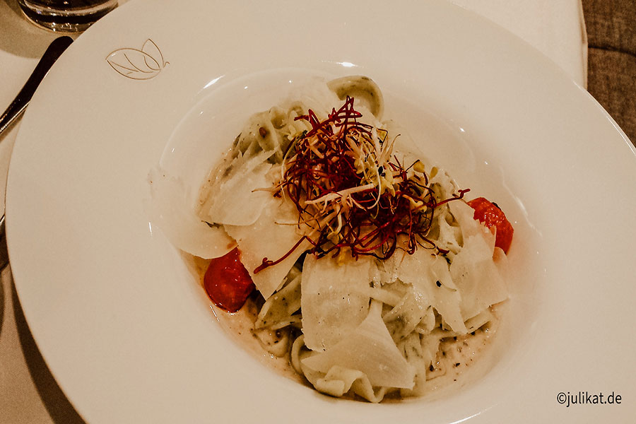  Bärlauch-Tagliatelle mit gemischten Filetspitzen, Waldpilzen, Kirschtomaten und Parmesan