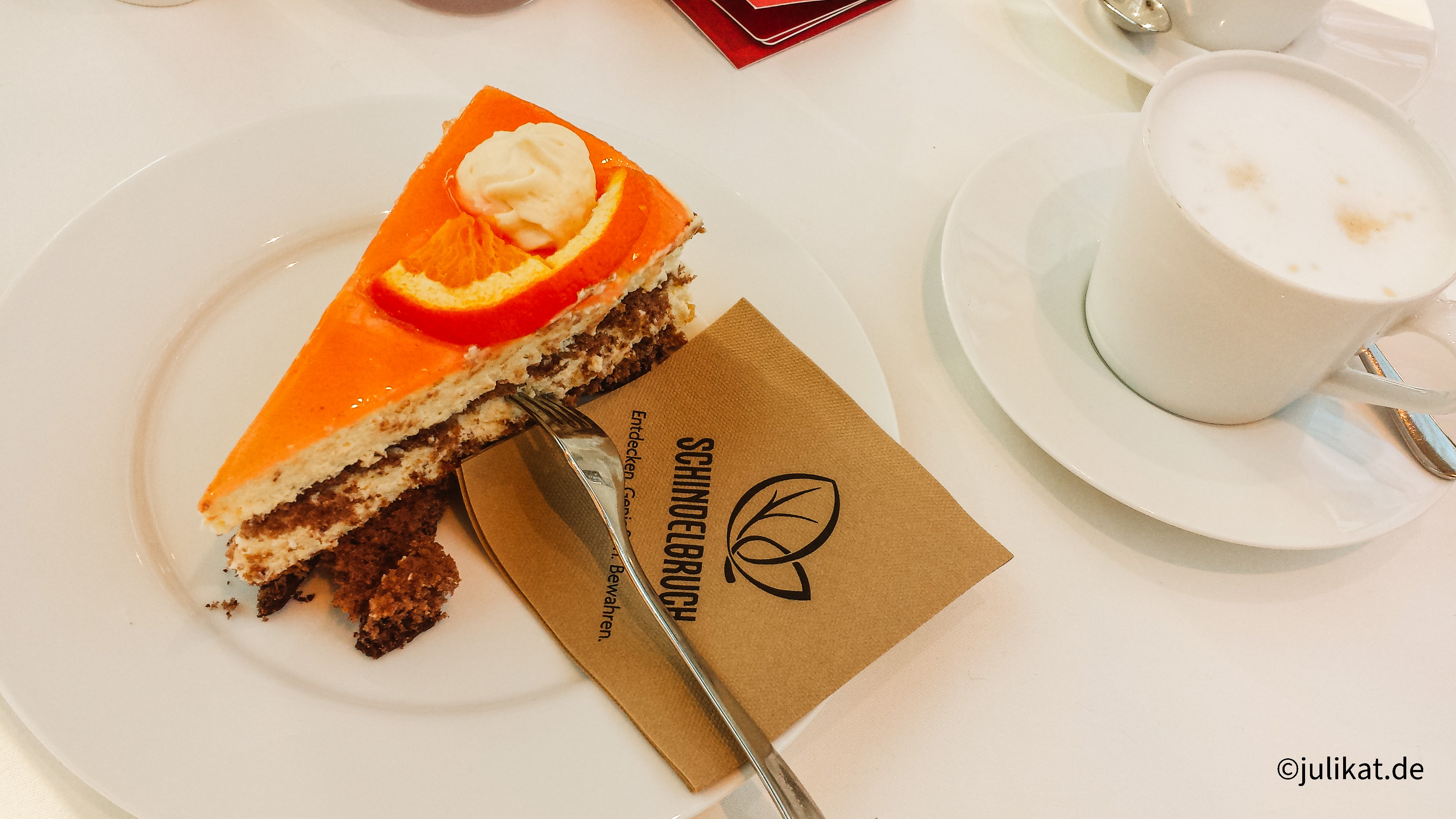 Kuchen mit Cappuccino