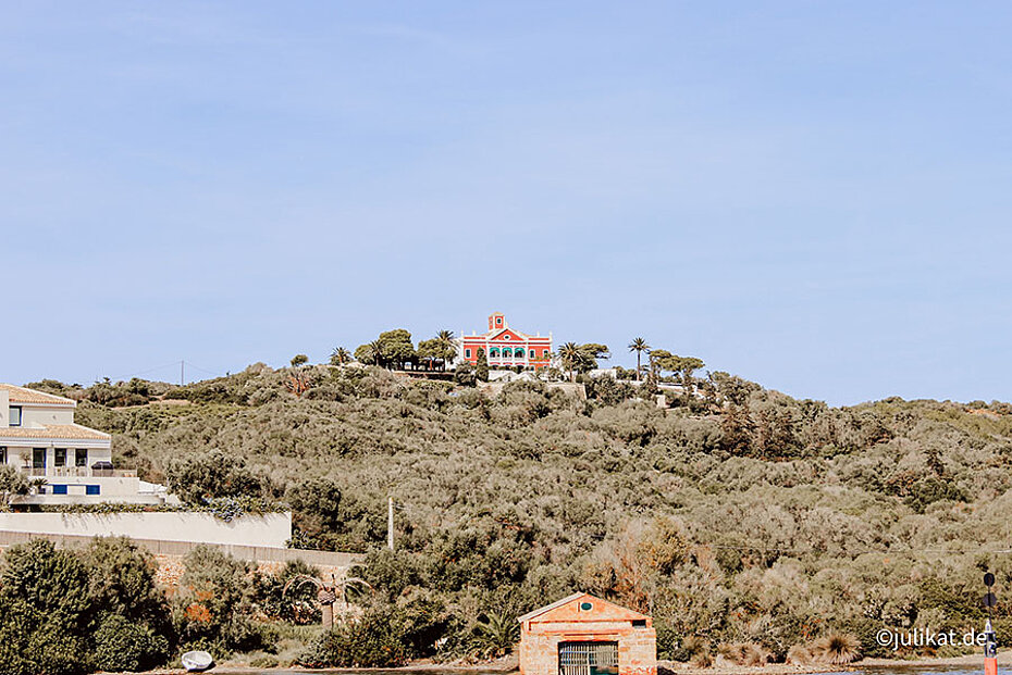 Ein herrschaftliches Kolonialhaus sitzt steht oben auf dem Berggipfel.