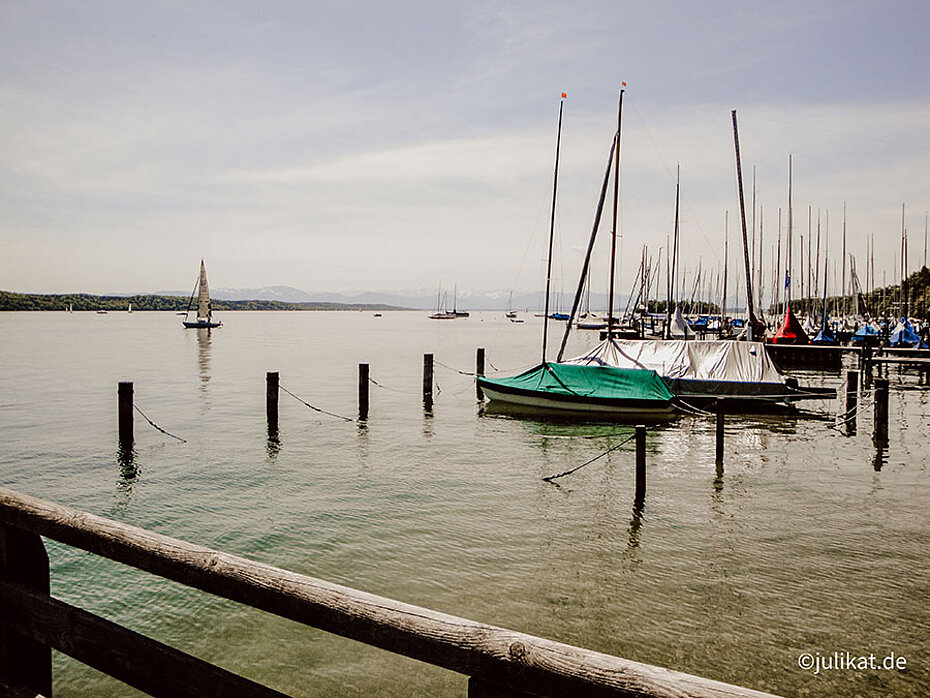 Steg mit Segelbooten auf dem Starnberger See