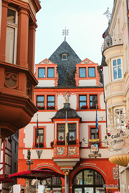 Blick durch den Stadteingang zum Rathaus