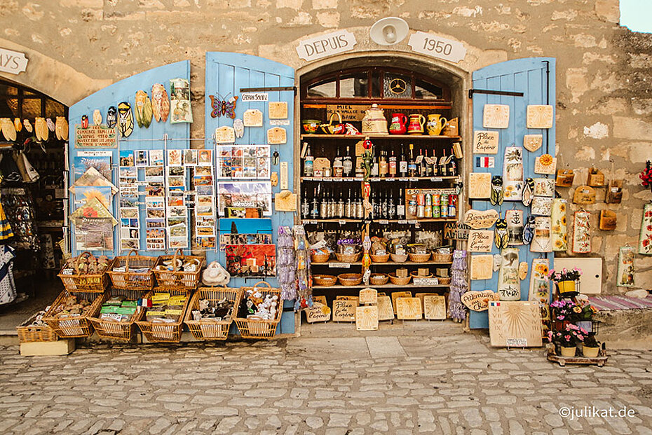 Kunterbunter Souvenirladen mit hellblauen Fensterläden