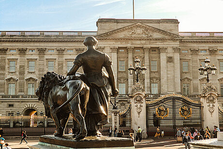 Statuen vor dem Buckingham Palacee