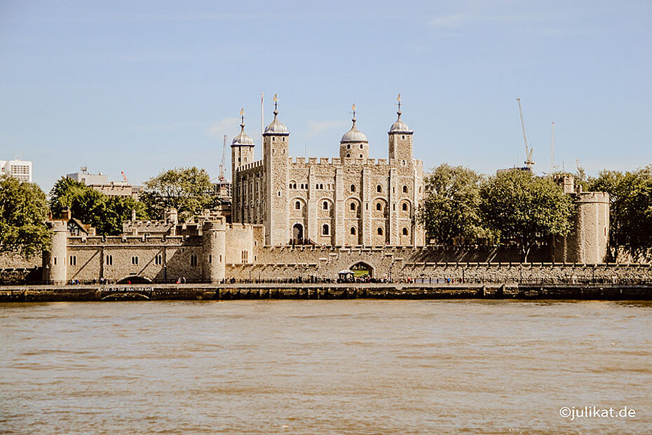 Anblick des Tower of London mit Themse im Vordergrund