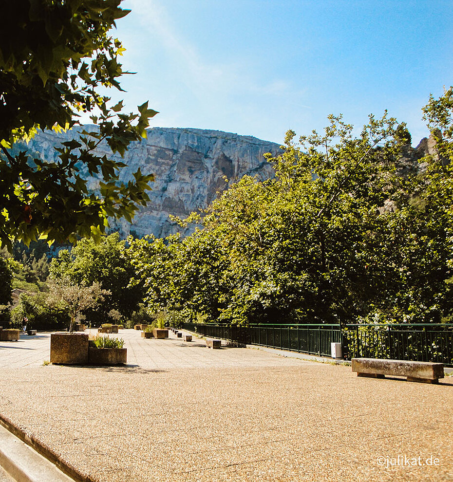 Vorplatz mit Felswand im Hintergrund