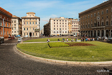 Piazza Venezia mit großer, runden Rasenfläche