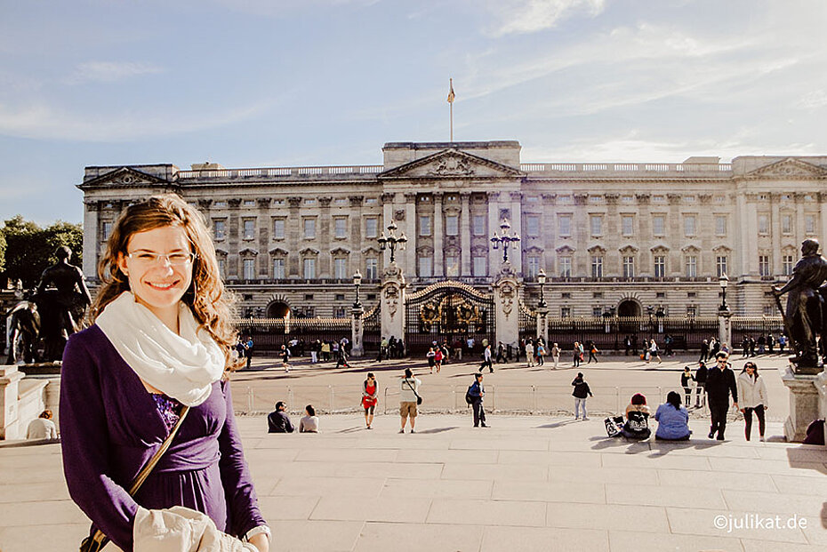 Autorin vor dem Buckingham Palace