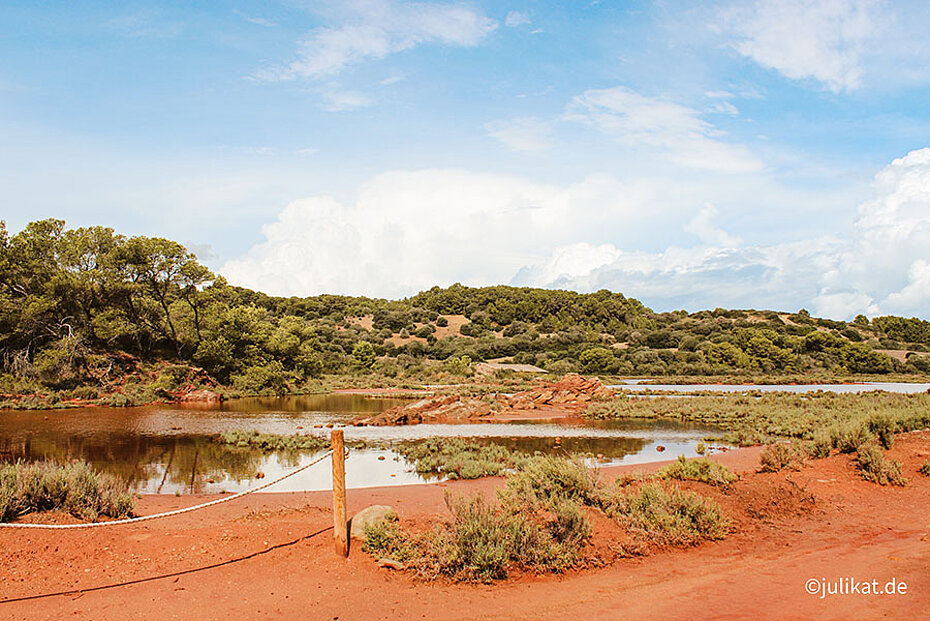 Rote Erde, Sumpflandschaften und wilde Büsche machen den Nationalpark Menorcas aus.