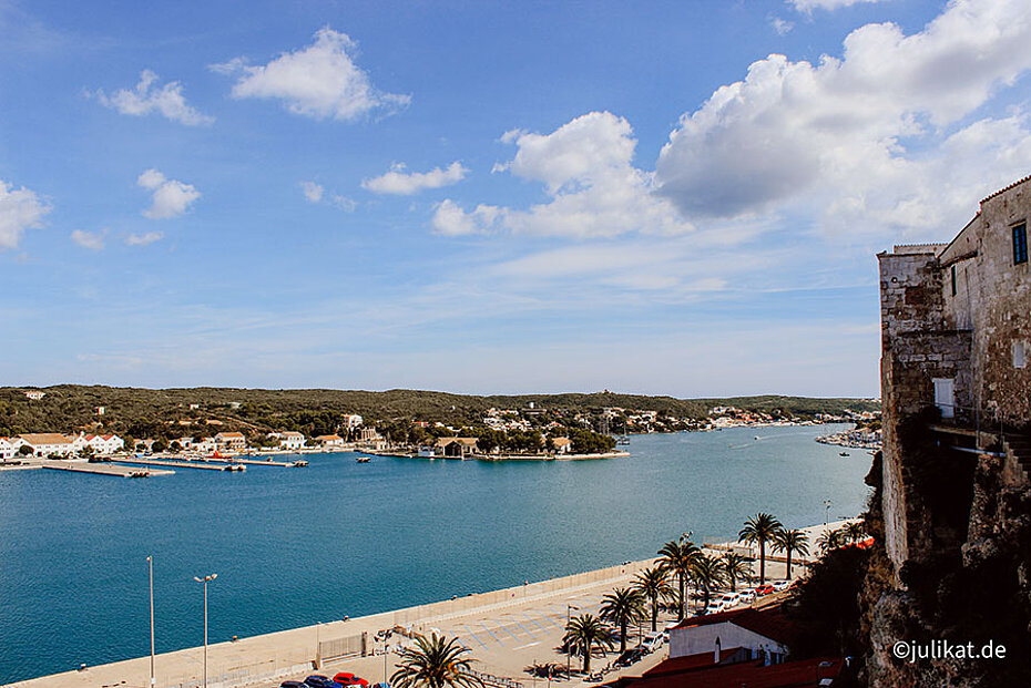 Ausblick über den langgestreckten Hafen