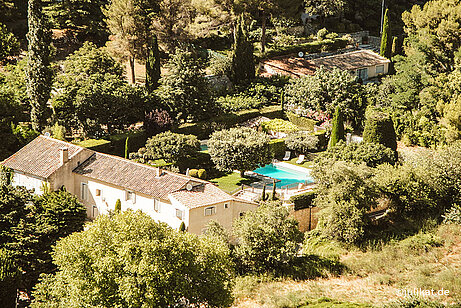 Blick über Fincaanwesen mit Pool