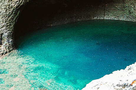 Türkisenes Wasser in der Felshöhle