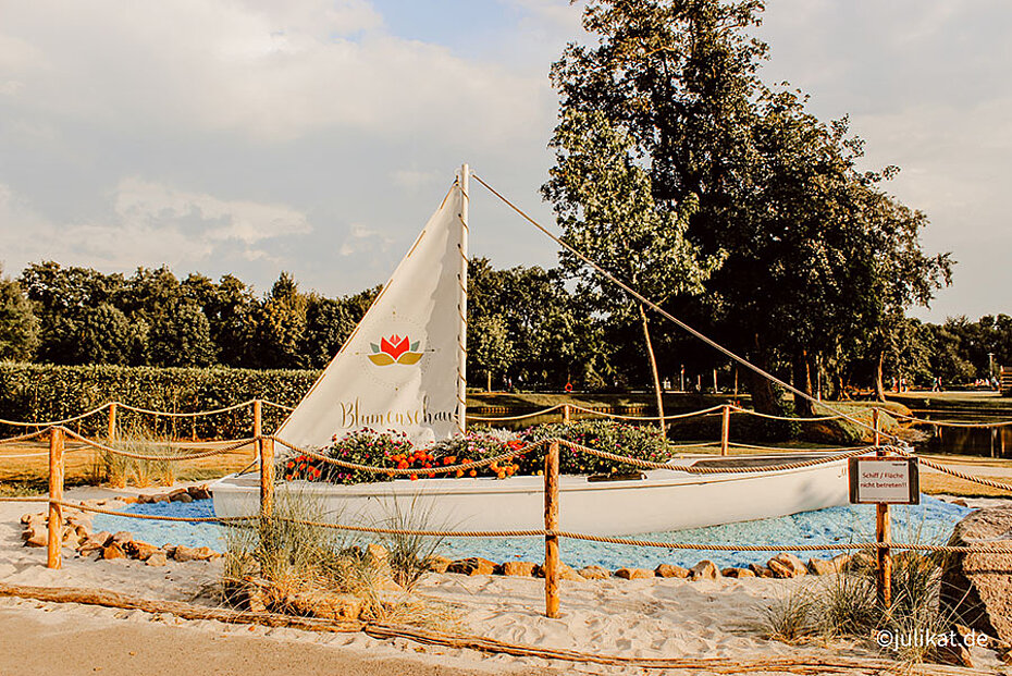 Dekoriertes Schiff mit Blumenbeet