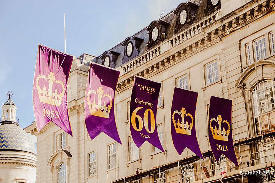 Violette Flaggen mit goldener Aufschrift in der Innenstadt von London