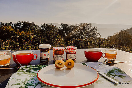 Frühstück auf der Terrasse inmitten der Herbstlandschaft