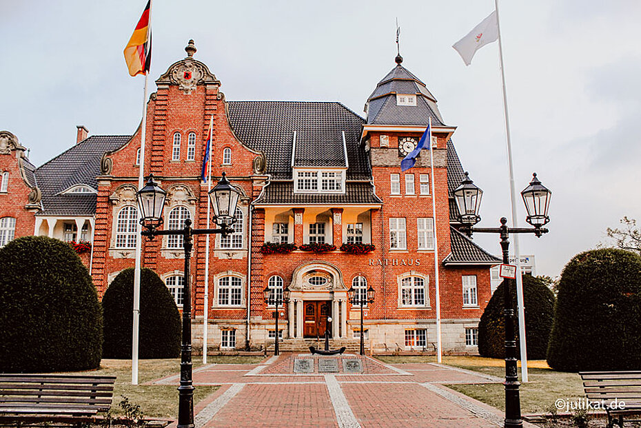 Blick auf das Rathaus mit Vorplatz