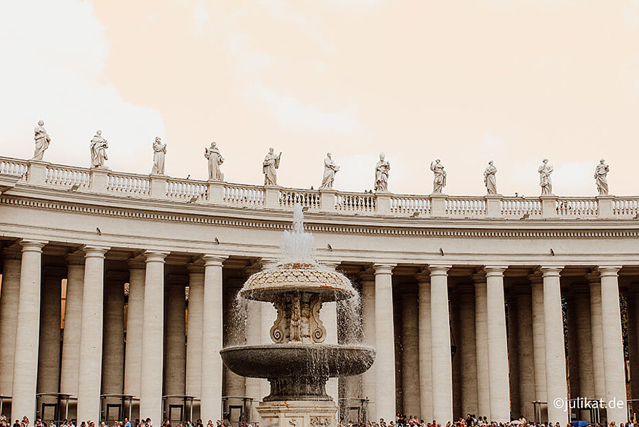 Plätschernder Brunnen Fontana del Bernini vor den Kolonnaden