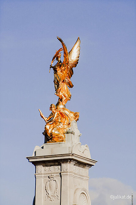 Goldene Statue des Victorial Memorial