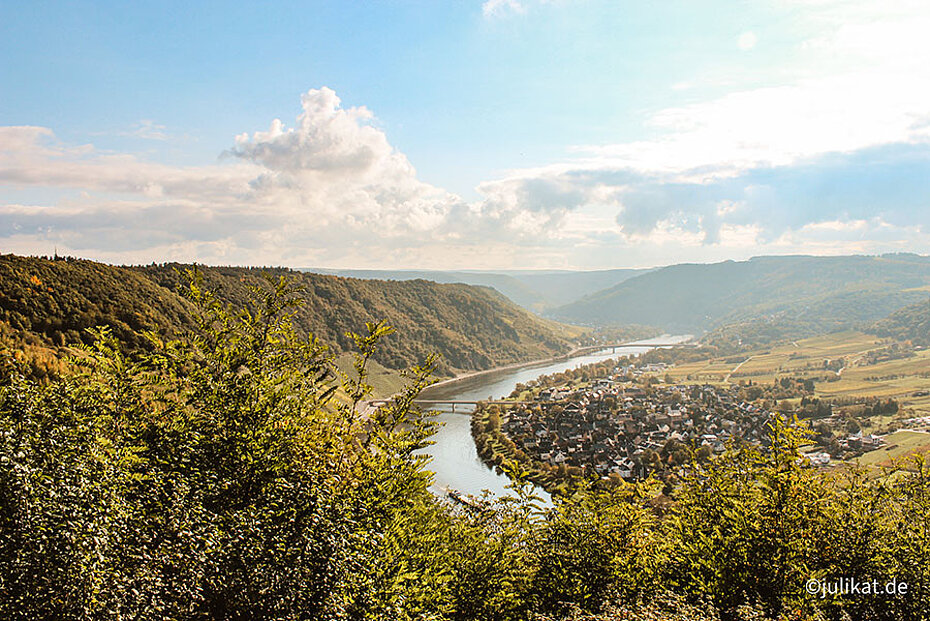 Blick über die hügelige Mosellandschaft