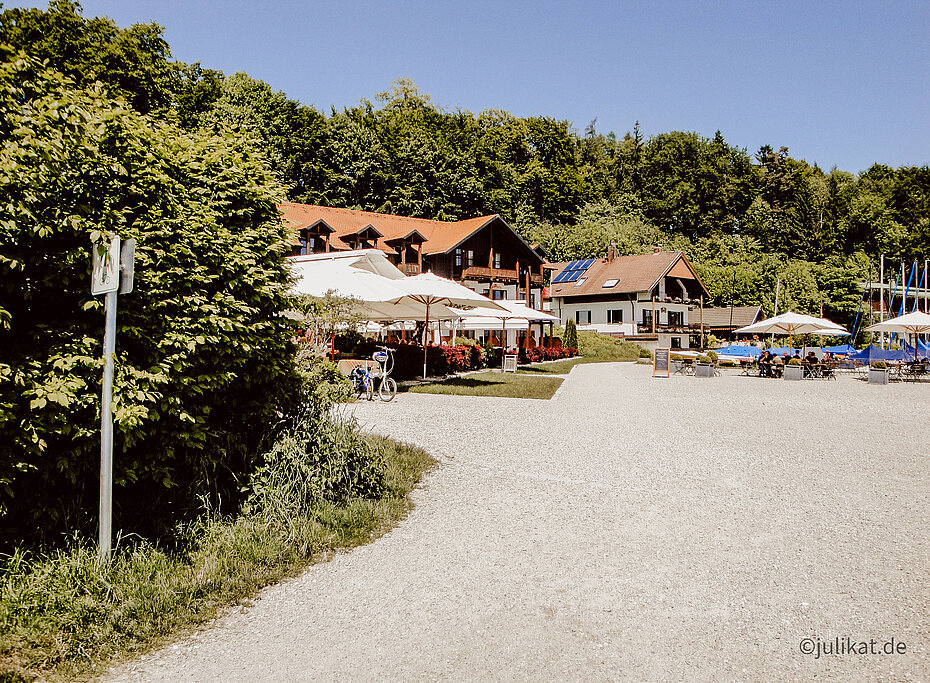 Blick zum Forsthaus am See