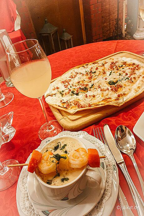 Weiße Tomatensuppe mit Garnelenspieß und knusprigem Flammkuchen