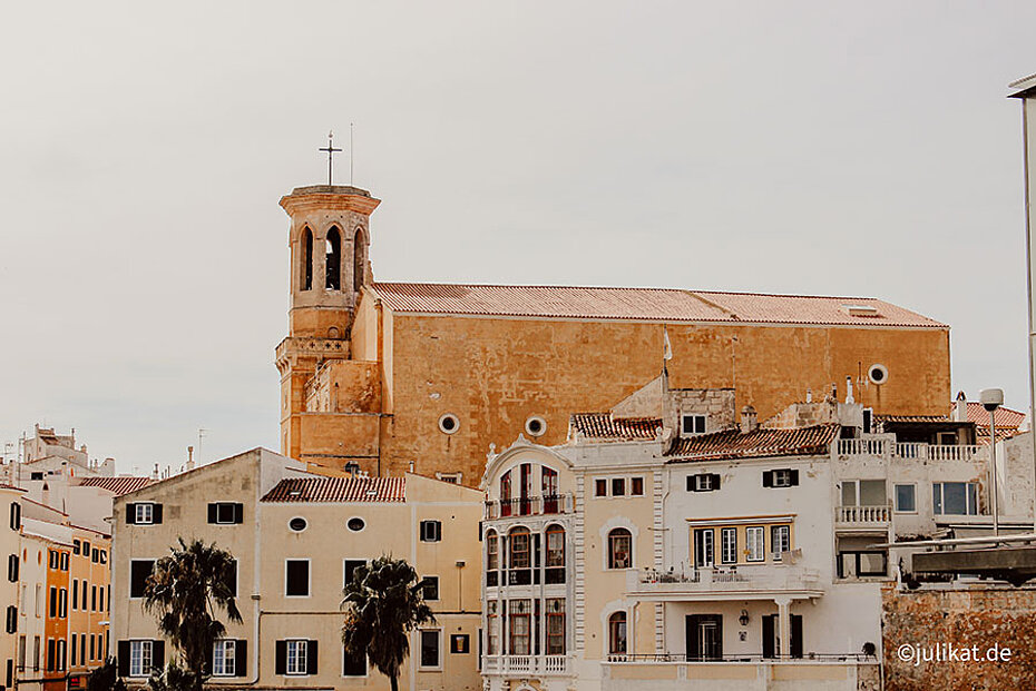 Ein gewaltiger Kirchenbau ragt aus der Altstadt hervor.