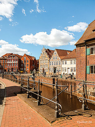 Blick auf den Fluss und Fachwerkhäuserreihe