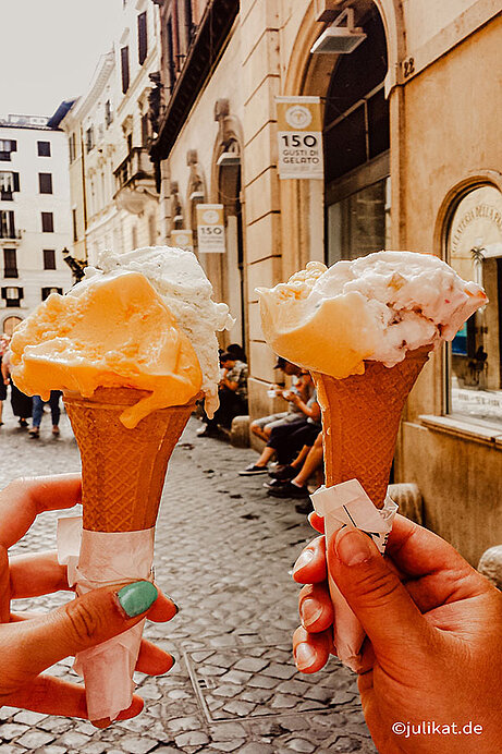 Vier Eiskugeln in der Waffel