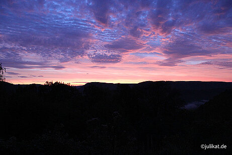 Viollettes Farbspiel am Himmel bei Sonnenaufgang