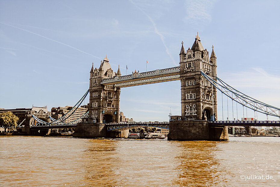 Anblick der Tower Bridge auf der Themse