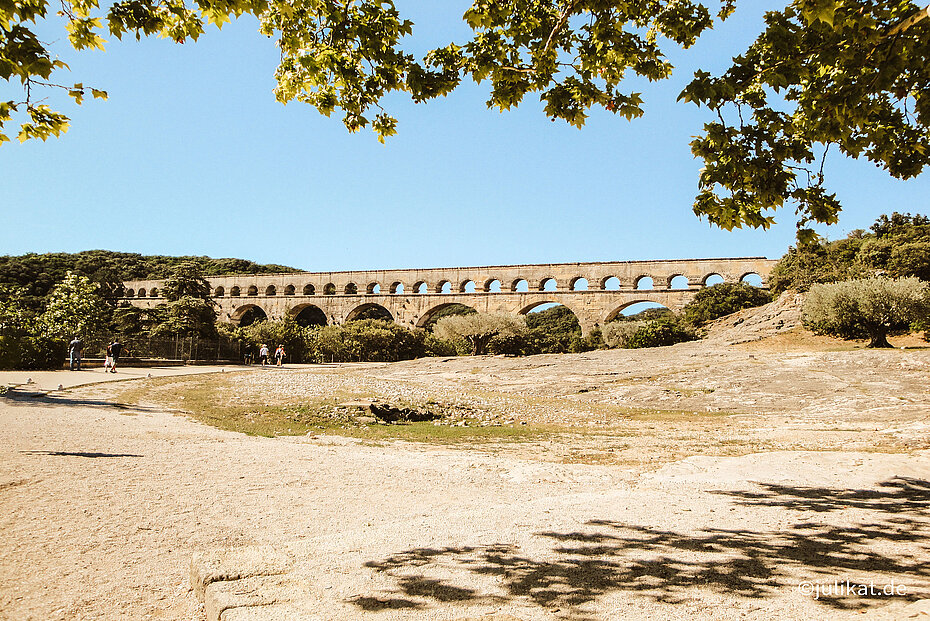 Blick über mediterrane Landschaft und Pont du Gard