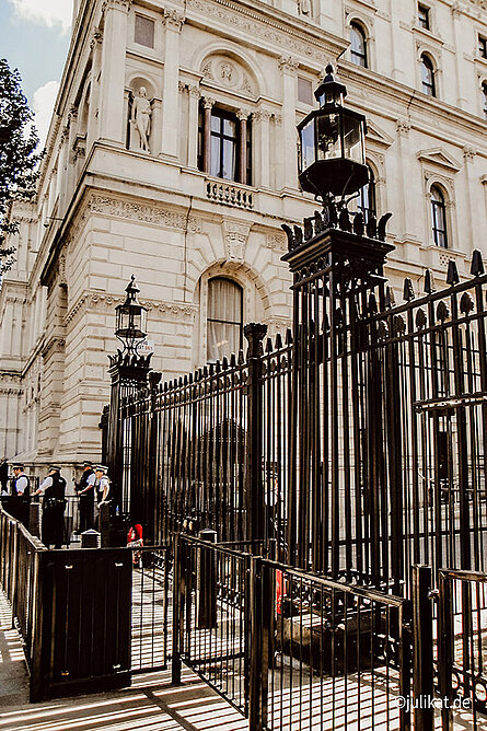 Vor den schwarzen Zäunen der Downing Street No. 10