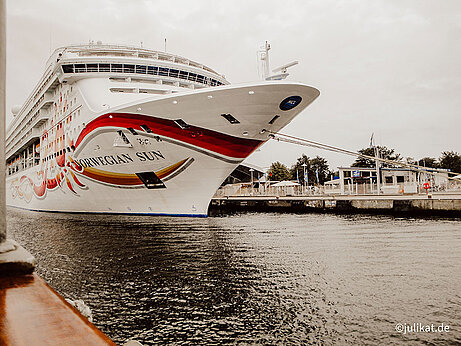 Blick auf Kreuzfahrtschiff Norwegian Sun