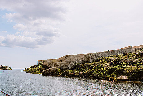 Eine Meeresenge umgeben von kleinen Inseln führt hinaus aufs Meer.