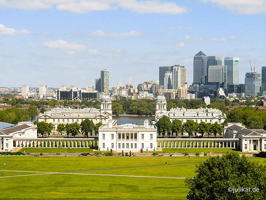 Blick über englischen Rasen und das "National Maritime Museum" vor Londoner Skyline