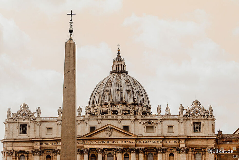 Petersdom mit Obelisk