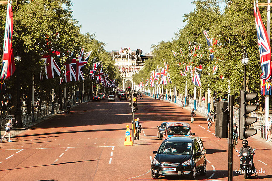 Blick über die mit britischen Flaggen gesäumte Mall