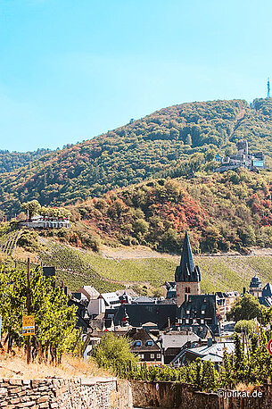 Blick hinauf zur Burgruine