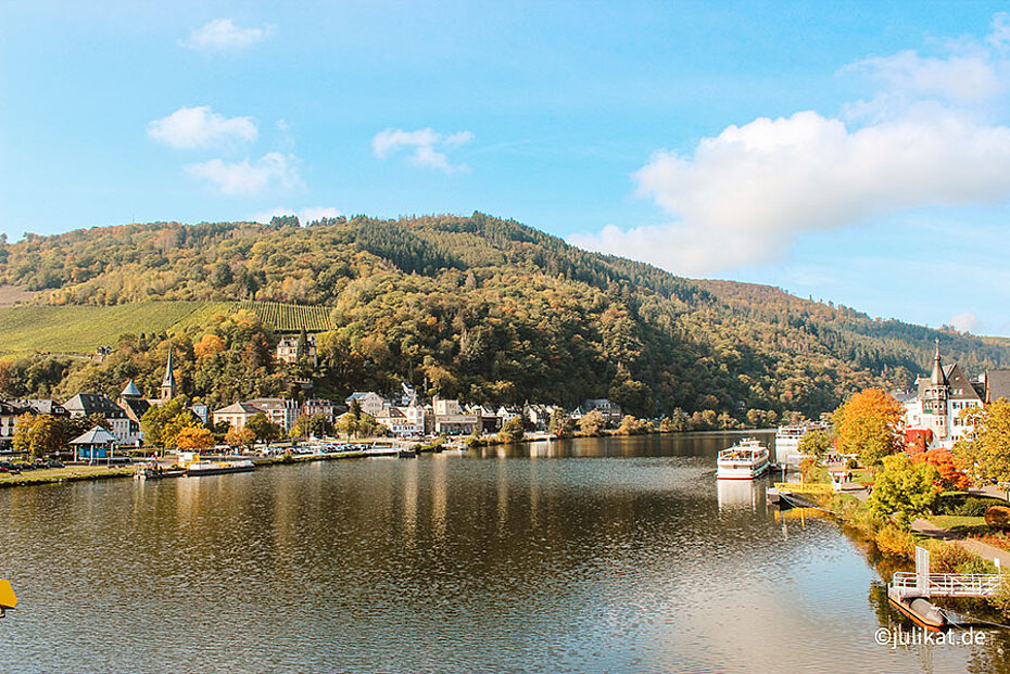 Blick von der Brücke über die Mosel