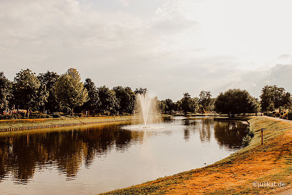 Teich mit Wasserfontäne