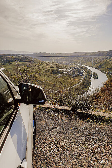 Blick vom Auto über die Mosellandschaft