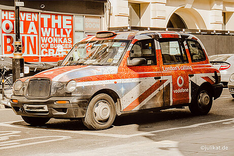 Schwarze Taxi mit britischer Flagge