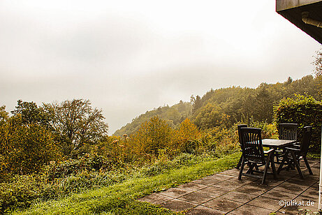 Terrassenblick umgeben von üppigem Grün