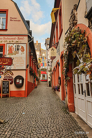 Bunt verzierte Gasse