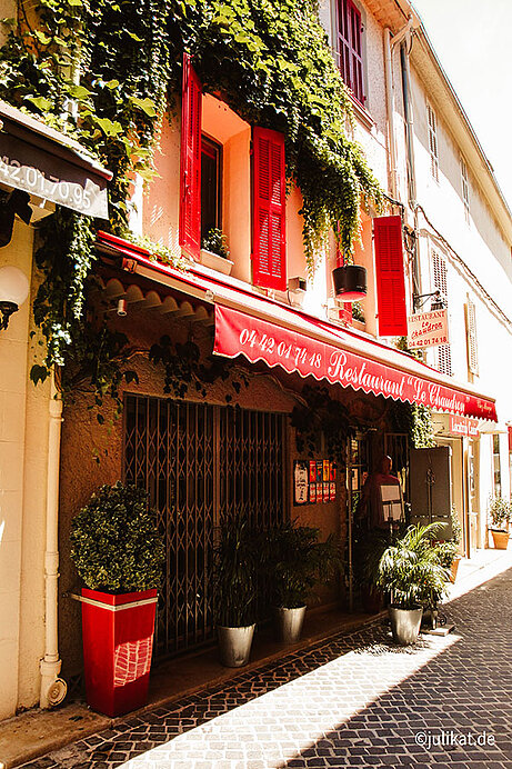 Bistro mit roten Fensterläden