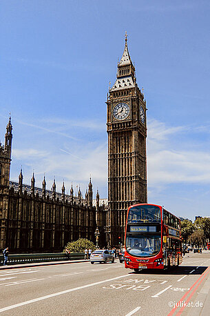 Big Ben und roter Doppeldeckerbus auf der Westminster Bridge