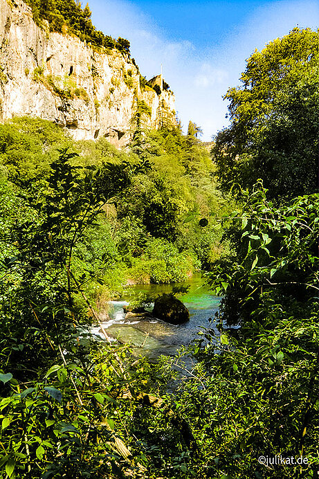 Smaragdgrüner Fluss inmitten von Felslandschaft