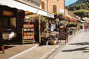 Straßenverlauf mit hübschen Cafés