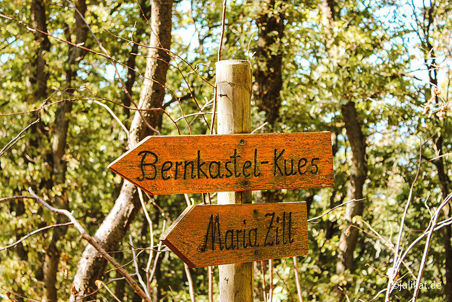 Wanderschild mit Aufschrift Bernkastel-Kues und "Maria Zill"